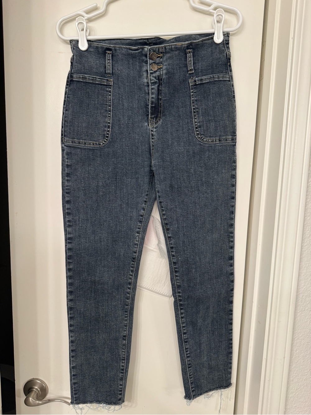 High-Waist Dark Wash Women's Jeans - Pocket Front